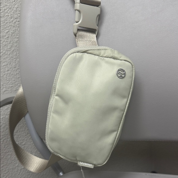 lululemon athletica women’s crossbody Bag in Light Green - Picture 1 of 9